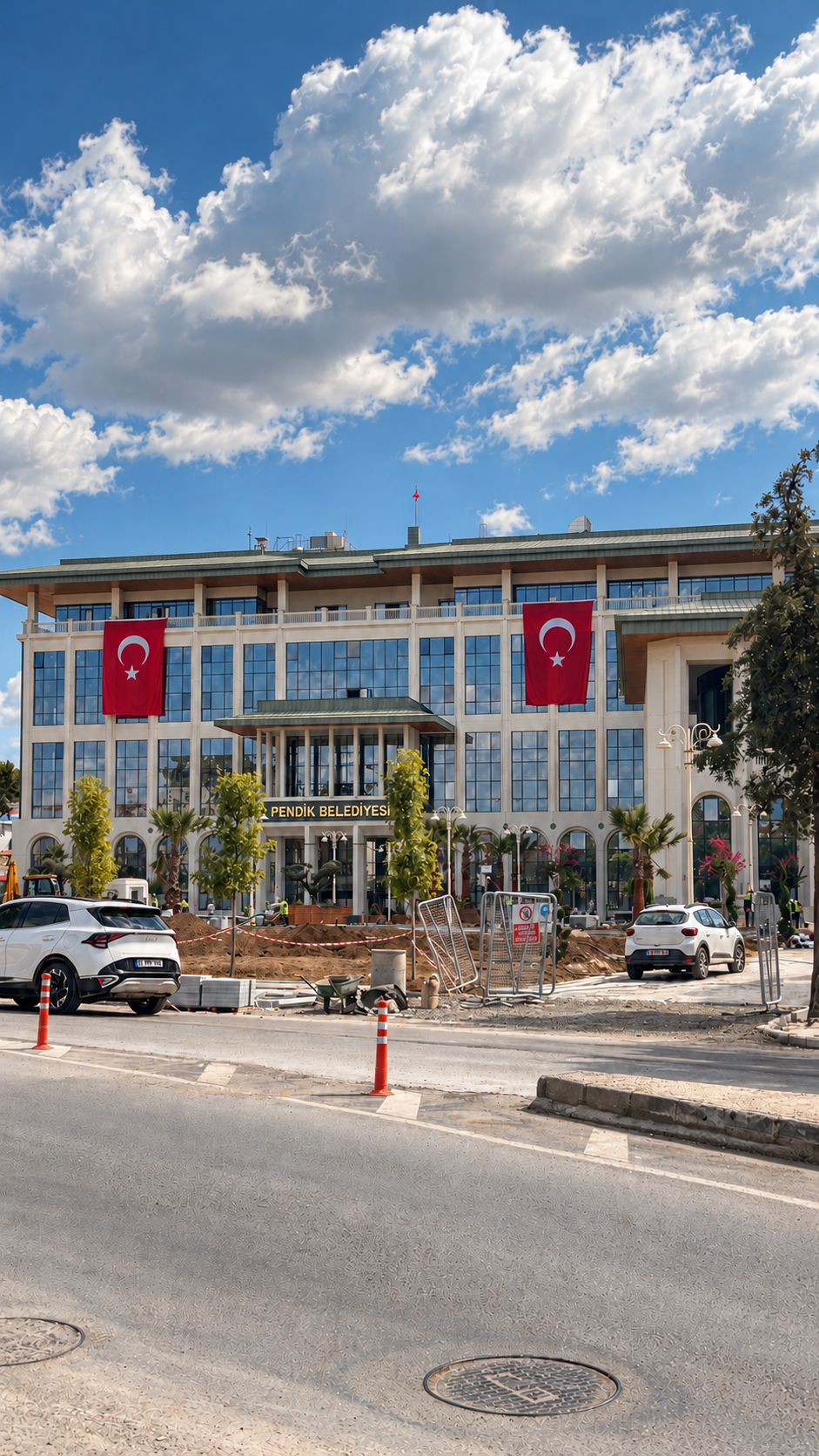 Mavi gökyüzü ve beyaz bulutların altında Pendik Belediyesi binası